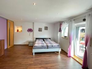 - une chambre avec un lit dans l'établissement Apartment Kühbeck-2 by Interhome, à Bischofsmais