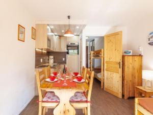 una sala da pranzo e una cucina con tavolo e sedie di Apartment Les Tommeuses - Val Claret-2 by Interhome a Tignes