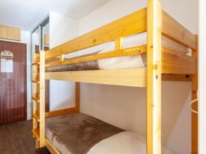Cette chambre dispose de lits superposés et de 2 lits superposés. dans l'établissement Apartment Les Tommeuses - Val Claret-2 by Interhome, à Tignes