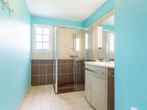 ポールバイユにあるHoliday Home Clos d'Amont - PRB407 by Interhomeのバスルーム(シャワー、シンク付)