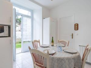 comedor con mesa y sillas y cocina en Apartment Le Chalet by Interhome, en Cabourg