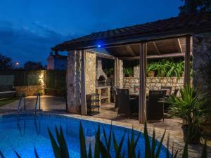 Bazén v ubytování Holiday Home Ana by Interhome nebo v jeho okolí
