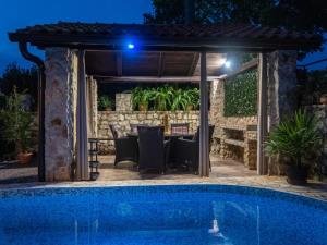 Bazén v ubytování Holiday Home Ana by Interhome nebo v jeho okolí