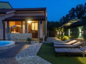 Bazén v ubytování Holiday Home Ana by Interhome nebo v jeho okolí