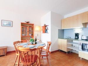 a kitchen and dining room with a table and chairs at Apartment Les Pins Ensoleilles-6 by Interhome in Sainte-Maxime