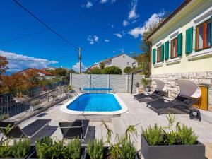 Bazén v ubytování Holiday Home Petra by Interhome nebo v jeho okolí