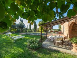un giardino con tavolo, sedie e piscina di Holiday Home La Capannina by Interhome a La Croce