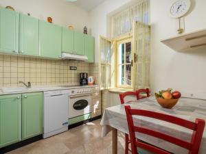 Kuchyň nebo kuchyňský kout v ubytování Holiday Home Petra by Interhome