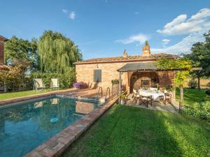 un jardin avec une piscine en face d'une maison dans l'établissement Holiday Home La Capannina by Interhome, à La Croce