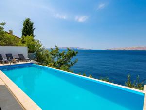une piscine avec vue sur l'eau dans l'établissement Apartment Marina-3 by Interhome, à Senj 34 autres photos