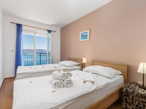dwa łóżka w pokoju z oknem w obiekcie Apartment Marina - SNJ103 by Interhome w mieście Senj