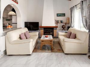 Monte PegoにあるHoliday Home Los Patios by Interhomeのリビングルーム(ソファ2台、テーブル付)