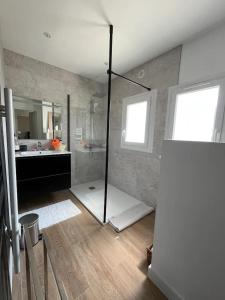La salle de bains est pourvue d'une douche et d'un lavabo. dans l'établissement 11 Port Lin, au Croisic