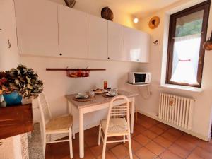GermignagaにあるApartment Gobetti by Interhomeの小さなキッチン(小さなテーブル、椅子付)