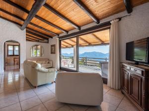 TraregoにあるHoliday Home Villa delle Rose by Interhomeのリビングルーム(テレビ、大きな窓付)