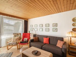 sala de estar con sofá y mesa en Apartment Point-1 by Interhome, en Maishofen