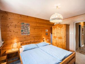 マイスホーフェンにあるApartment Point-1 by Interhomeの木製の壁のベッドルーム(ベッド付)