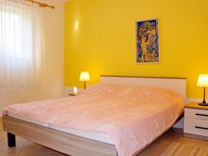 Postel nebo postele na pokoji v ubytování Apartment Dorka - RAB302 by Interhome