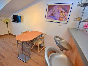 Televízia a/alebo spoločenská miestnosť v ubytovaní Apartment Šarić-2 by Interhome