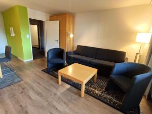 - un salon avec un canapé, une table et des chaises dans l'établissement Apartment Allod-Park-28 by Interhome, à Davos