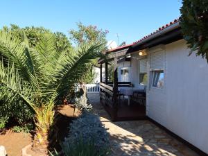 Vonkajšia záhrada v ubytovaní Holiday Home Tin by Interhome
