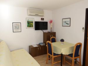 Televízia a/alebo spoločenská miestnosť v ubytovaní Holiday Home Tin by Interhome