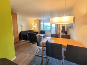 comedor y sala de estar con mesa y sillas en Apartment Allod-Park-28 by Interhome, en Davos