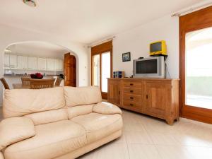 a living room with a couch and a tv at Villa Aguamarina by Interhome in Miami Platja