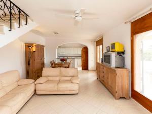 uma sala de estar com um sofá e uma mesa em Villa Aguamarina by Interhome em Miami Platja