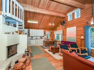 ein Wohnzimmer mit Couch und Kamin in der Unterkunft Holiday Home Saapunkijärvi- pitkäperä by Interhome in Saapunki