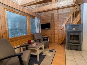 TV a/nebo společenská místnost v ubytování Holiday Home Rukannaava 1a - 2 by Interhome