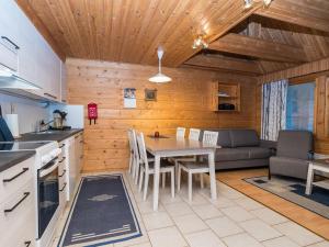 Kuchyň nebo kuchyňský kout v ubytování Holiday Home Rukannaava 1a - 2 by Interhome