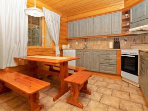 ルカにあるHoliday Home Kuukkelin kartano 2b - 23 by Interhomeのキッチン(木製テーブル、ベンチ付)