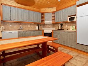 ルカにあるHoliday Home Kuukkelin kartano 2b - 23 by Interhomeのキッチン(木製キャビネット、木製テーブル、ベンチ付)