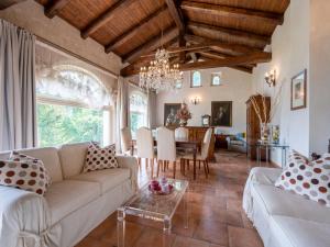 uma sala de estar com um sofá e uma mesa em Holiday Home Villa Carlotta by Interhome em Costigliole dʼAsti