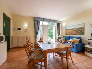 Una cocina y una sala de estar con una mesa y sillas de madera. en Holiday Home Villa Carlotta by Interhome, en Costigliole dʼAsti