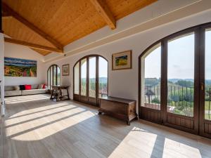 CortazzoneにあるHoliday Home Casa San Secondo by Interhomeの木製の天井が特徴のリビングルーム(大きな窓付)