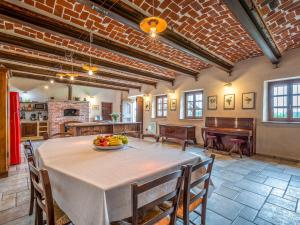 Reštaurácia alebo iné gastronomické zariadenie v ubytovaní Holiday Home Casa San Secondo by Interhome