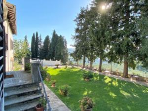PelagoにあるApartment Villa Grassina-4 by Interhomeのベンチや木々のある庭園の景色を望めます。