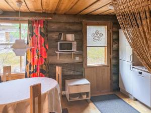 ルカにあるHoliday Home Tähtiruka 3 by Interhomeのベッド、電子レンジ、キッチンが備わる客室です。