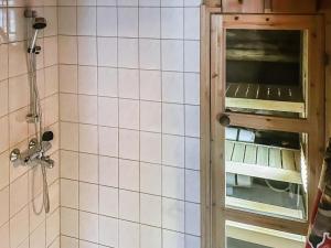 eine Dusche mit Glastür im Badezimmer in der Unterkunft Holiday Home Tähtiruka 3 by Interhome in Ruka + 13 Fotos