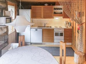 ルカにあるHoliday Home Tähtiruka 3 by Interhomeの小さなキッチン(白い家電製品、テーブル付)