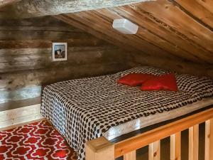 ルカにあるHoliday Home Tähtiruka 3 by Interhomeのベッドルーム1室(赤い枕のベッド1台付)