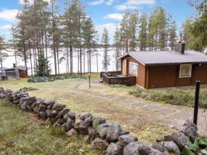 uma cabana na floresta com uma parede de pedra em Holiday Home Järvelä by Interhome em Kemijärvi