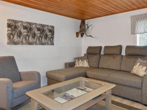 een woonkamer met twee banken en een salontafel bij Holiday Home Järvelä by Interhome in Kemijärvi