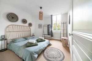 ein Schlafzimmer mit einem Bett und einem Fenster in der Unterkunft Résidence Epinat - Appartements centre & parking in Vichy
