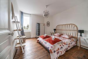 ein Schlafzimmer mit einem Bett mit rosa Kissen und einer Leiter in der Unterkunft Résidence Epinat - Appartements centre & parking in Vichy