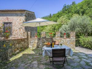 CastiglioneにあるHoliday Home Castiglioni-2 by Interhomeの庭のテーブル(傘、椅子付)