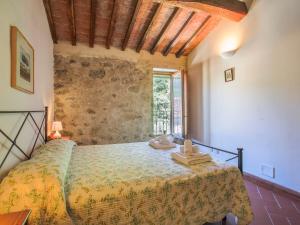 1 dormitorio con 1 cama en una habitación con ventana en Holiday Home Castiglioni-2 by Interhome, en Castiglione