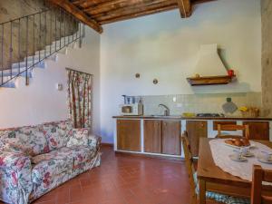 sala de estar con sofá y mesa en Holiday Home Castiglioni-2 by Interhome, en Castiglione